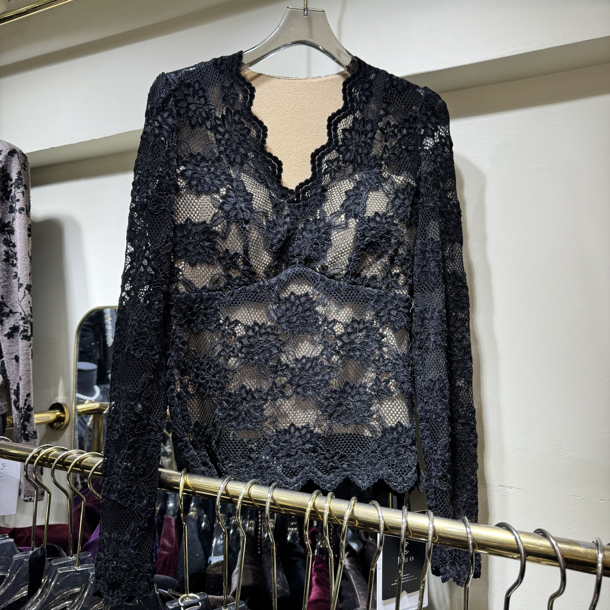 Luo高级感黑色V领加绒加厚蕾丝衫