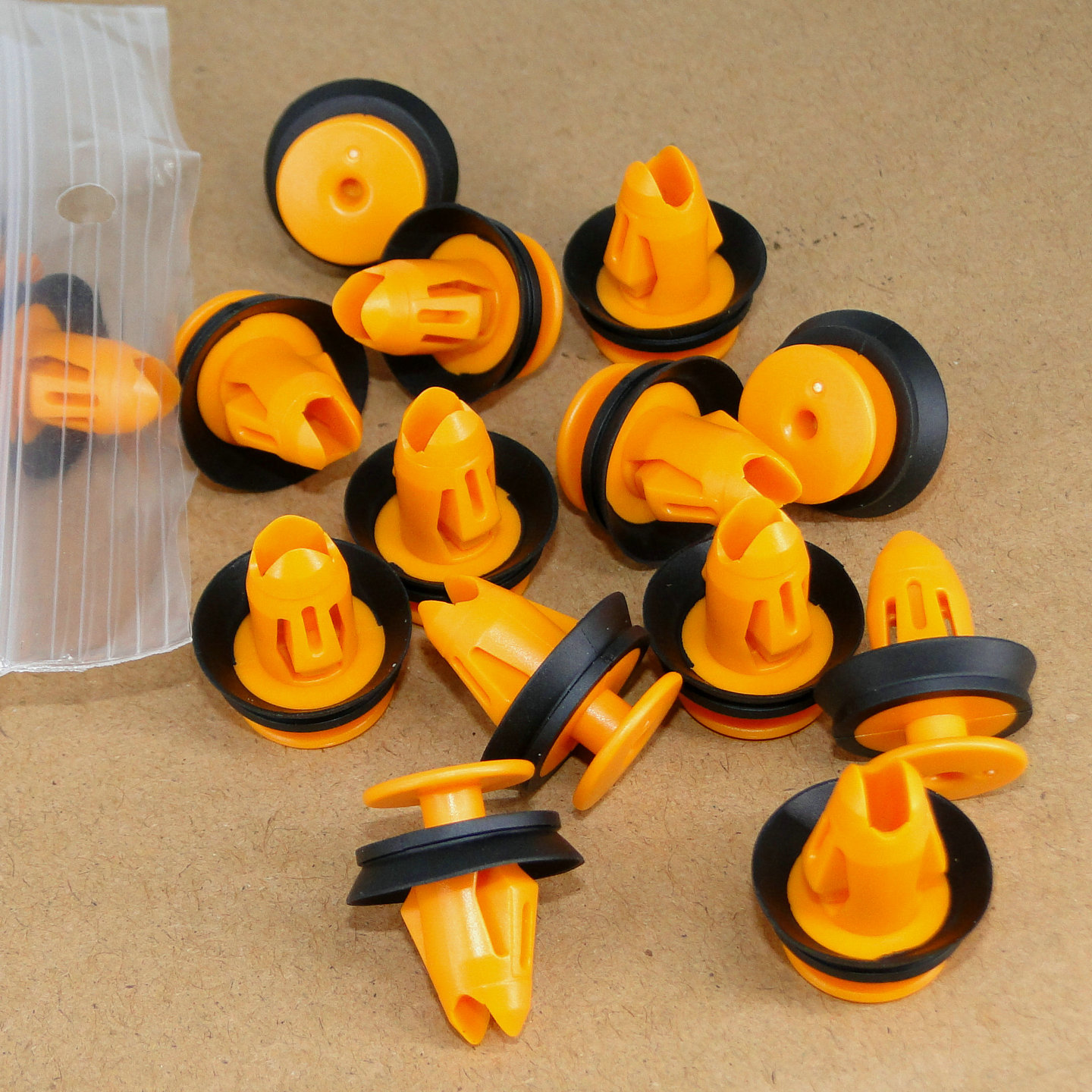 路虎揽胜极光前后车门板发现神行揽胜运动版行李箱门尾门固定卡扣