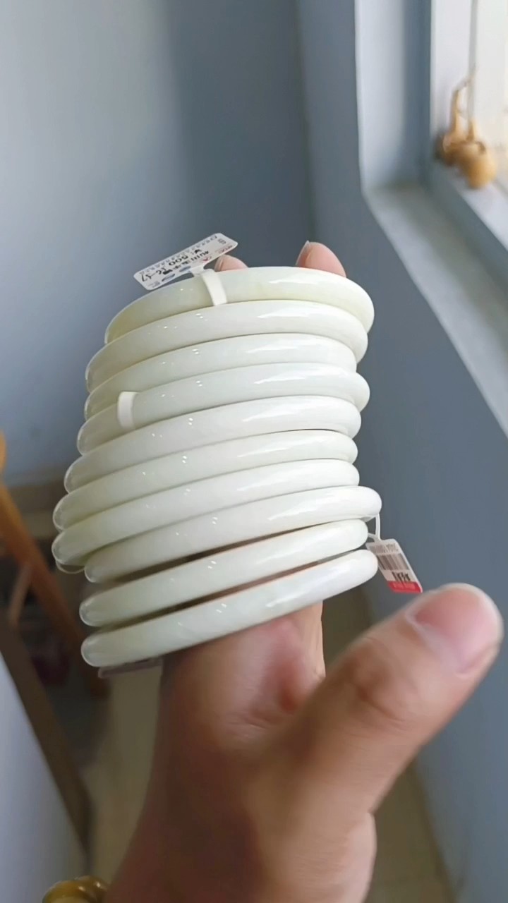 实物实拍天然新疆白玉手镯透闪石和田手镯圆条生日礼物送女友,珠宝/钻石/翡翠,手饰,淘宝优惠券,粉丝福利购,淘宝优惠卷