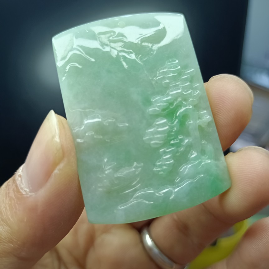 天然缅甸翡翠A货老坑冰种飘绿翡翠山水牌精工翡翠山水牌坤圣珠宝