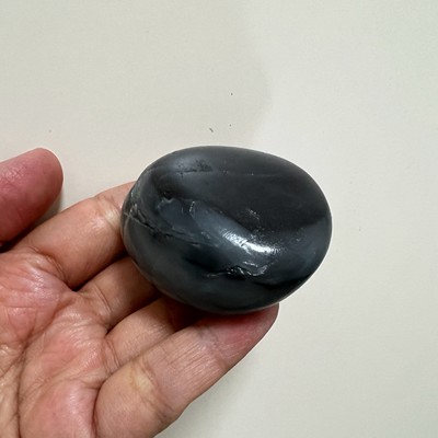 83g和田墨玉籽料原石馒头料饱满天然新疆墨玉河青花墨籽玉原石