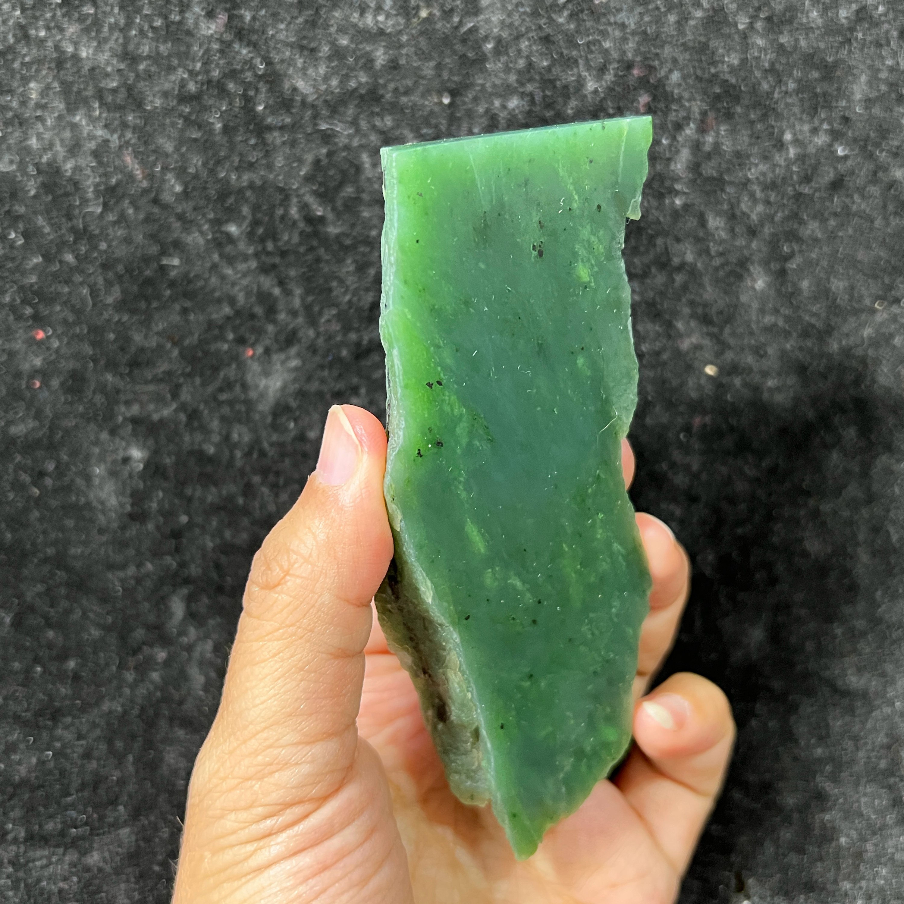 116g新疆和田碧玉山料原石且末碧玉阳绿色无黑点切片边角牌子料