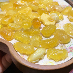 VV0777 23mm 天然蜜蜡梳子吊坠琥珀鸡油黄挂件男女一梳百顺17