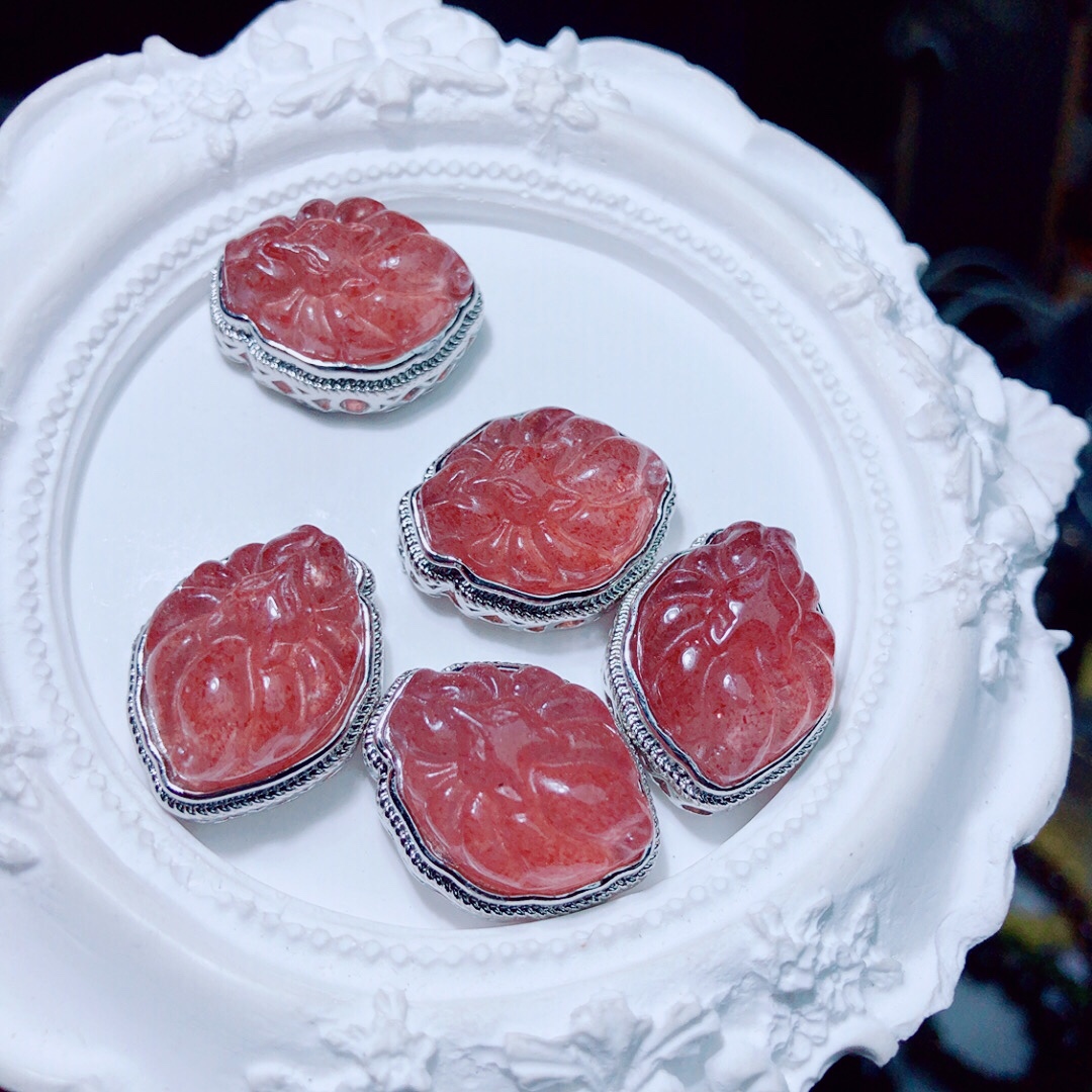 I795 天然鸽血红草莓晶九尾狐通孔配件约22*18mmDIY配件