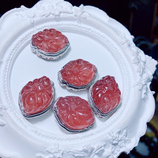 I795 天然鸽血红草莓晶九尾狐通孔配件约22*18mmDIY配件