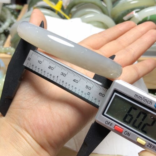 R082 天然和田玉烟灰手镯60mm