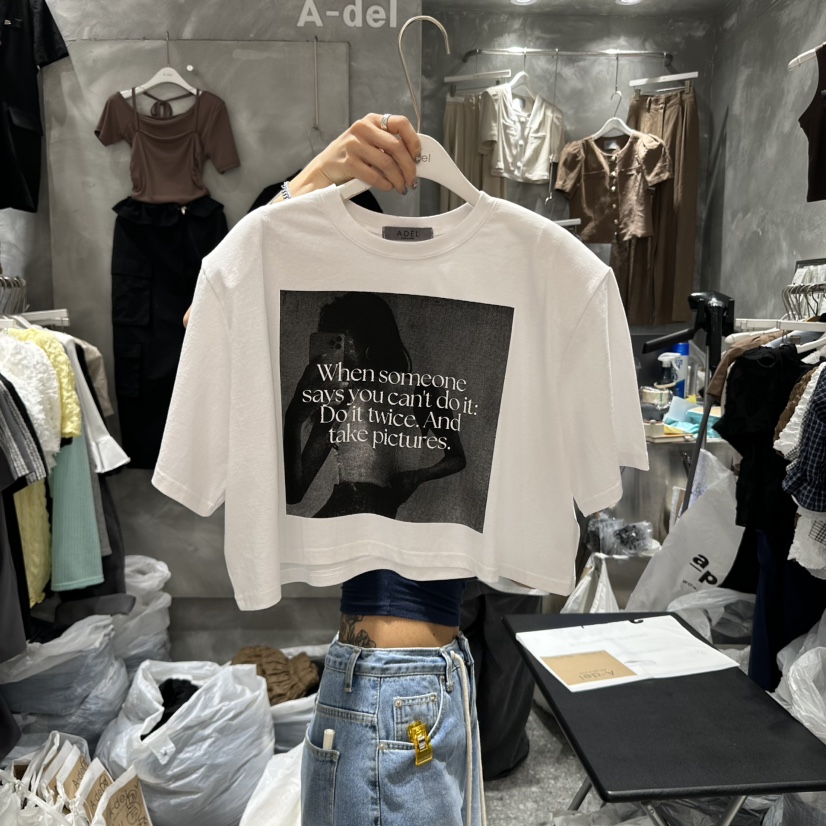 圆领黑白照片垫肩短款短袖T恤女