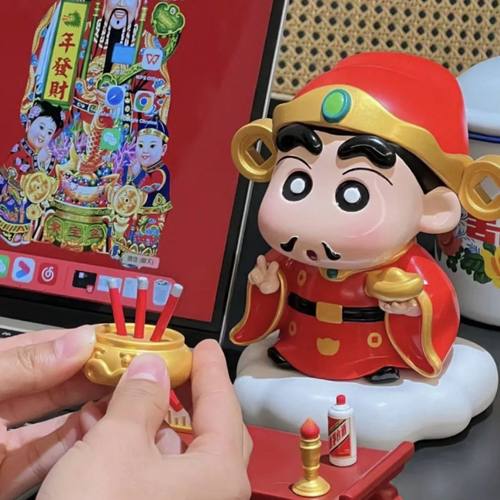 现货新年2026蜡笔小新财神爷手办可爱cos摆件蜡笔小新过年摆件