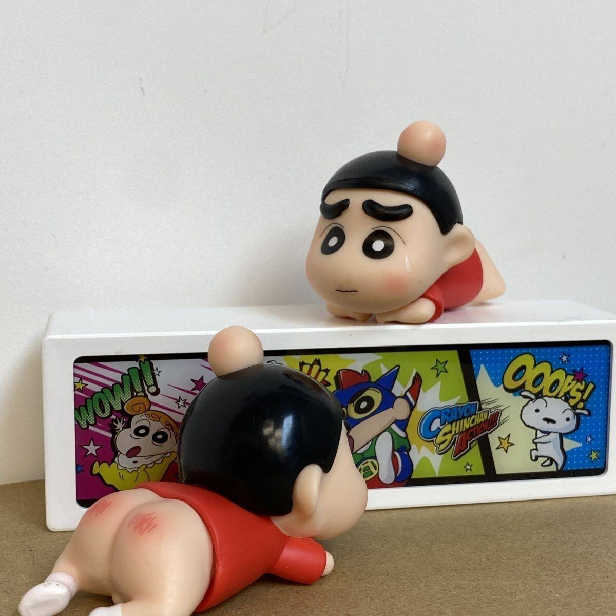 蜡笔小新被打趴头顶鼓包挨揍萌趴头顶鼓包小新搞笑动漫桌面摆件