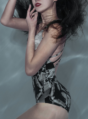 CORITIV连体泳衣女ins小胸聚拢露背深V性感黑白灰温泉美背潜水