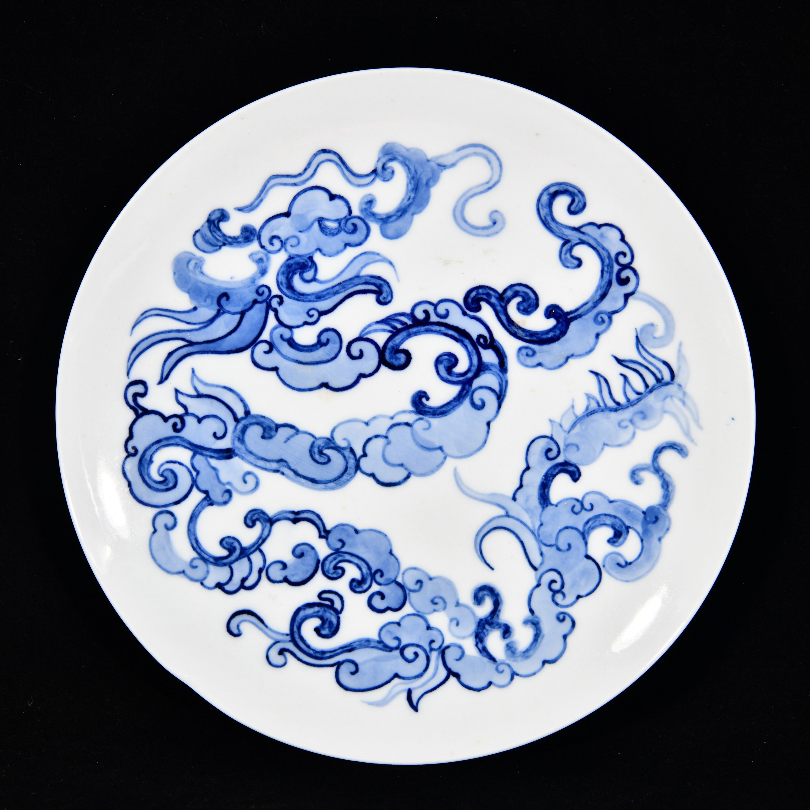 建国初期怡款青花卷草夔龙纹盘