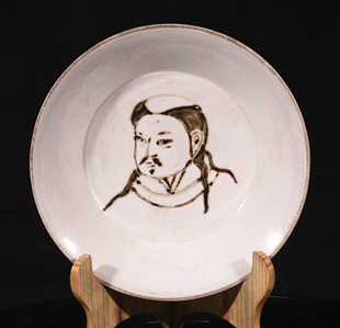 大宋大辽国定窑白釉褐彩完颜洪列肖像折腰碗笔洗