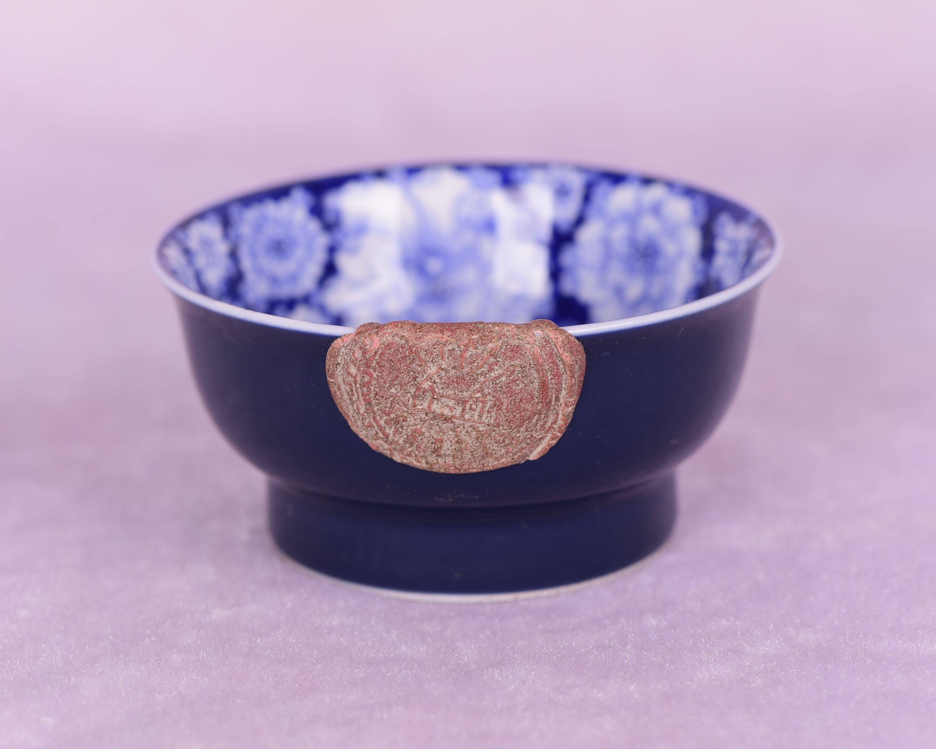 大清乾隆年制霁蓝釉青花蓝托白万花锦纹罗斯柴尔德火漆印酒杯茶杯