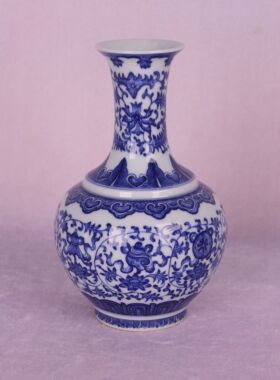 大清康熙年制青花缠枝莲托佛家八宝纹天稷柴造款玉堂春赏瓶
