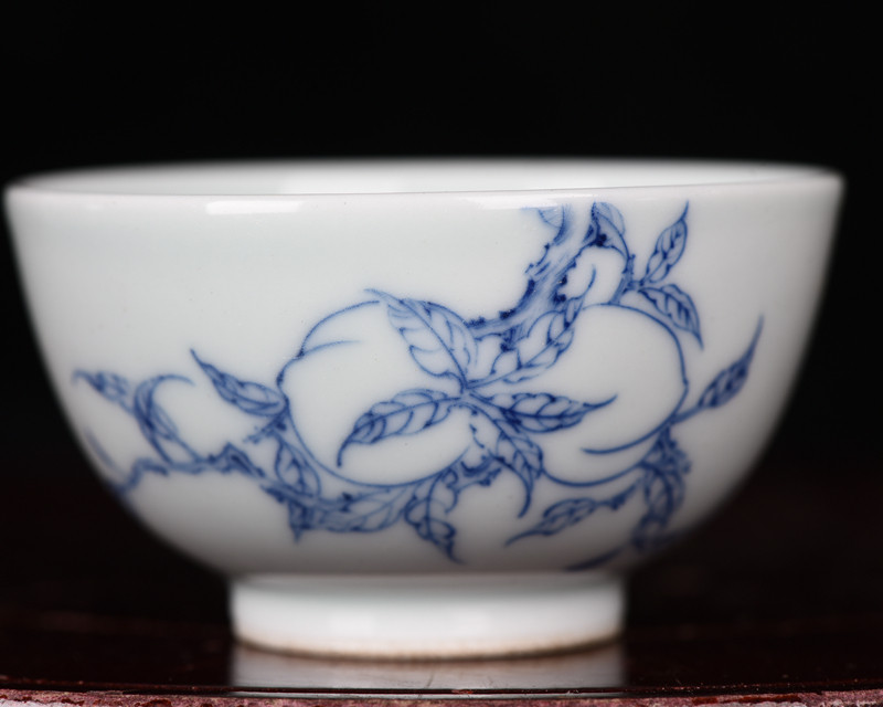 清康熙青花白描过枝蟠桃纹逸古堂柴清风臻品款酒杯茶杯