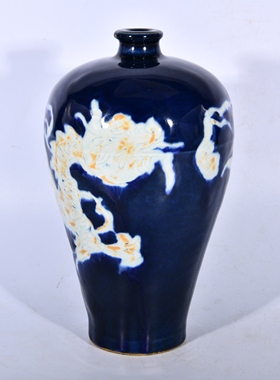 大元国柯九思款霁蓝釉雕刻云龙纹梅瓶