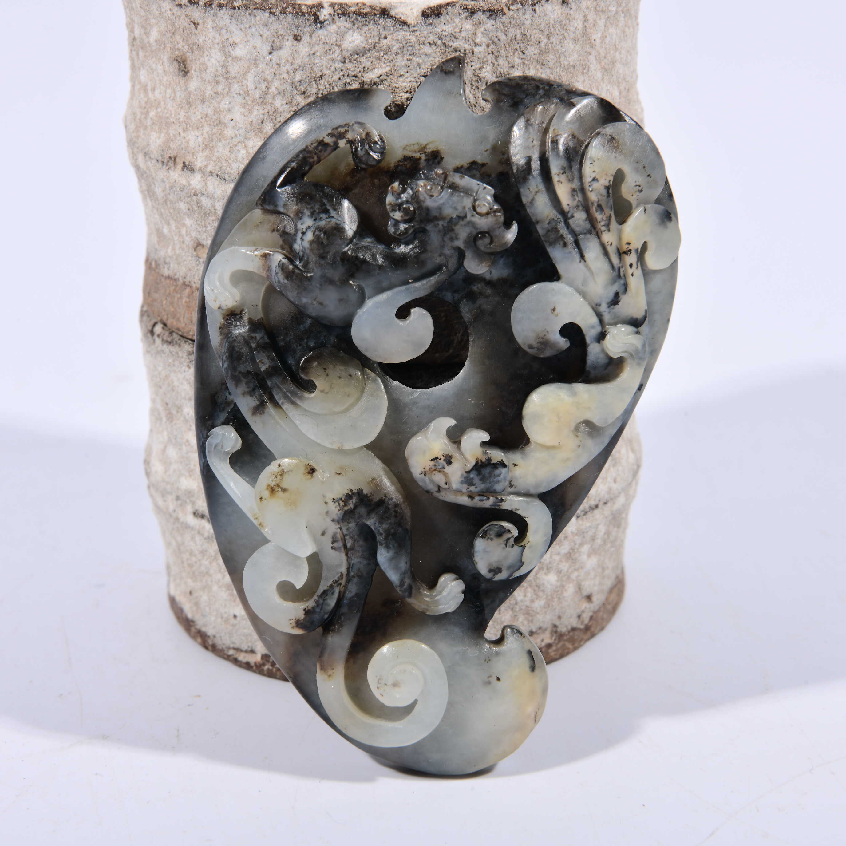 龙凤呈祥纹黑铁沁春秋鸡心佩战国