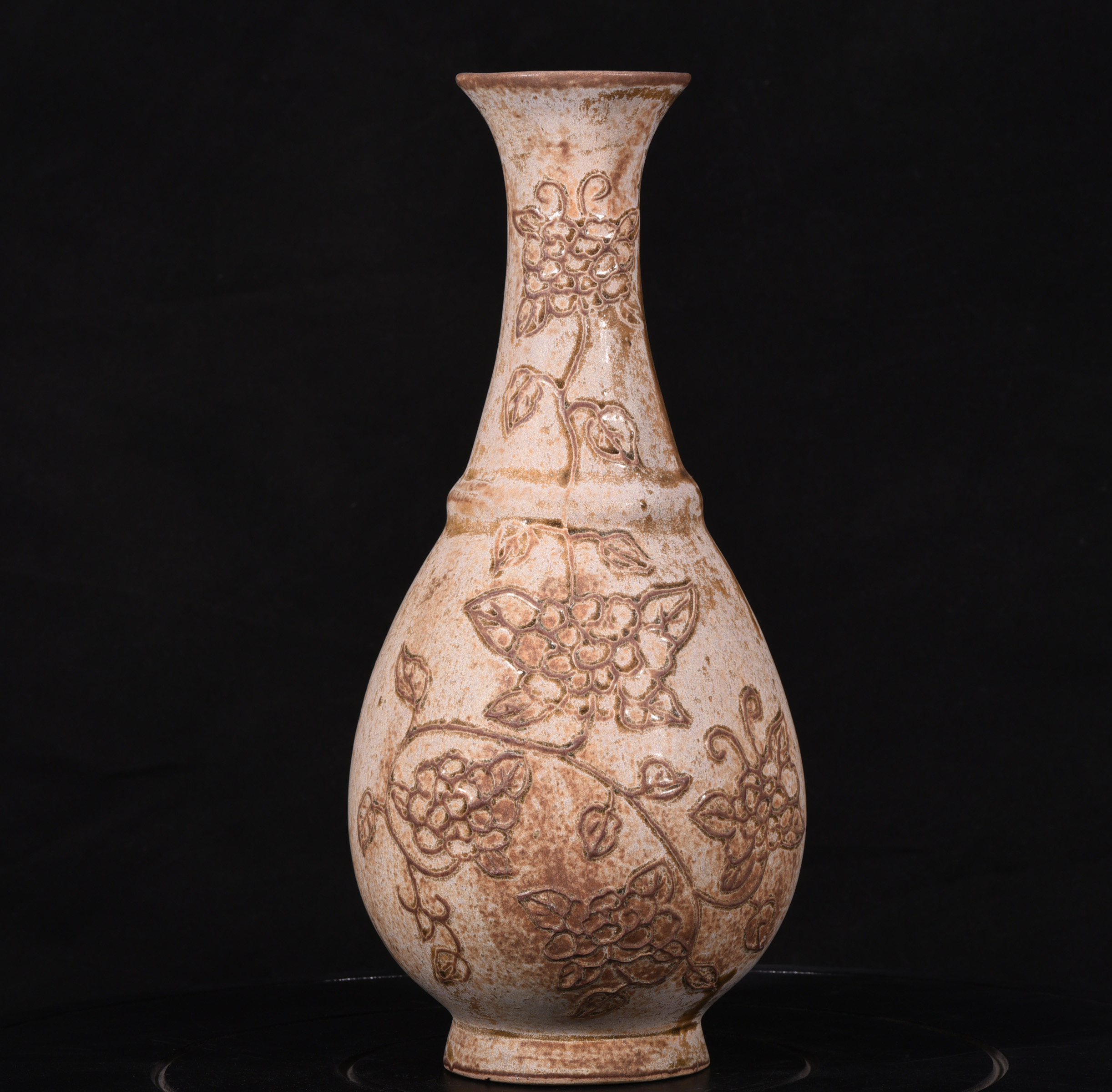 大唐巩县窑黄釉缠枝花纹玉壶春瓶