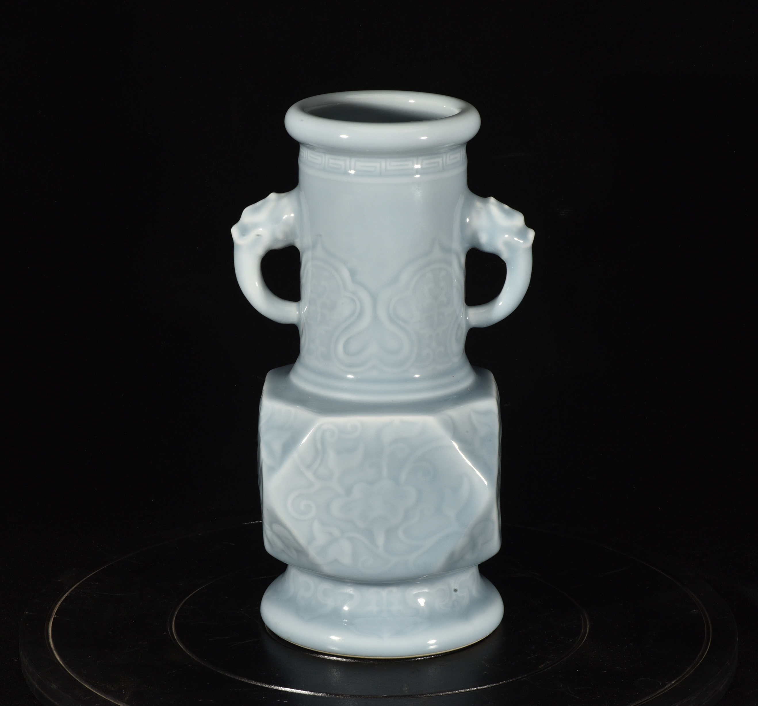 大清乾隆年制霁青釉雕刻牵牛花喇叭花纹多棱尊瓶