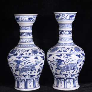 大明空白期青花缠枝莲穿花飞凤麒麟纹弦纹尊瓶