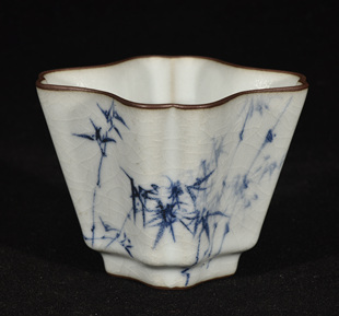 大清乾隆年郑板桥笔意青花竹子纹多棱酒杯茶杯