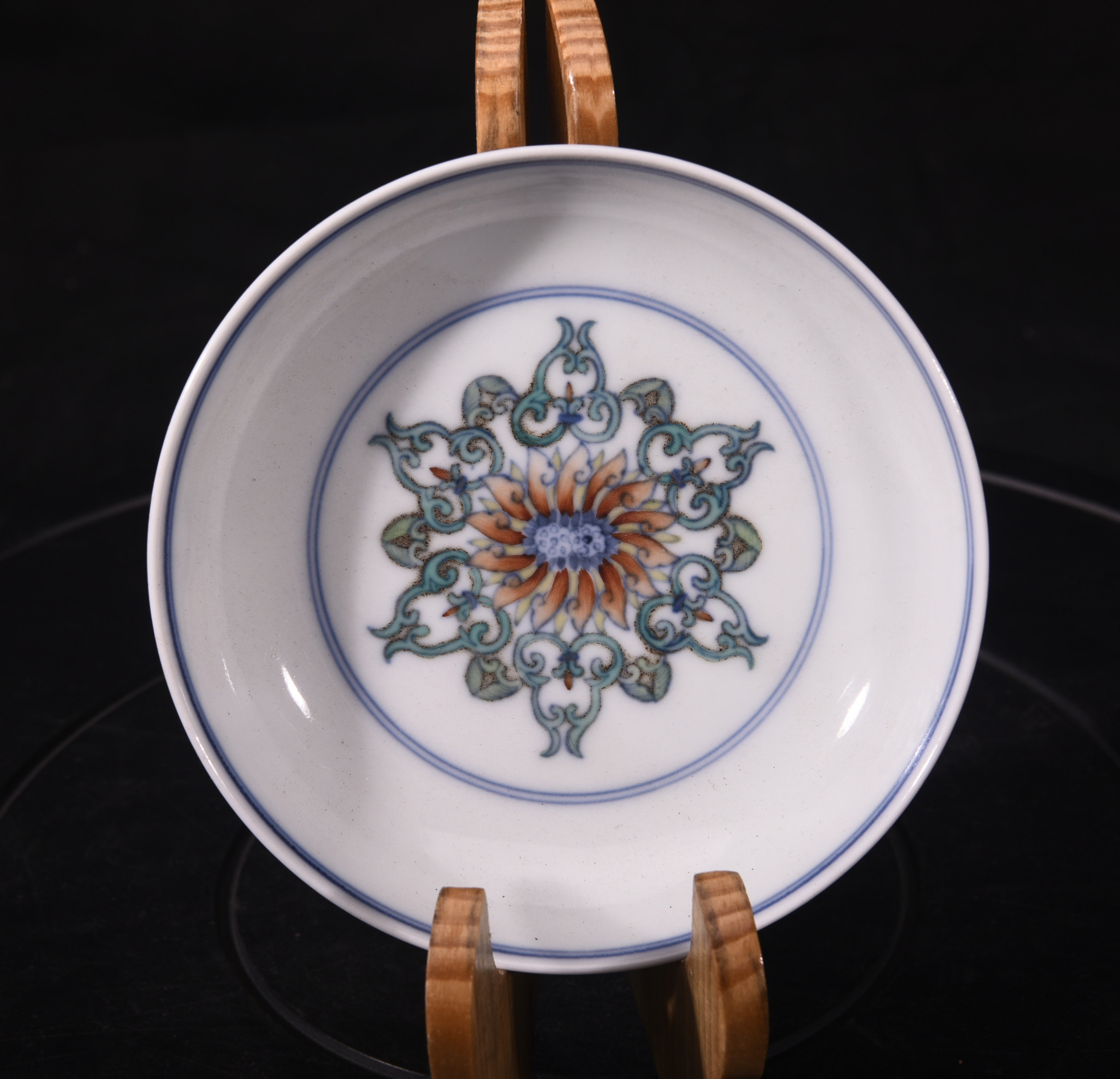 大清雍正年制斗彩缠枝西番莲纹笔洗