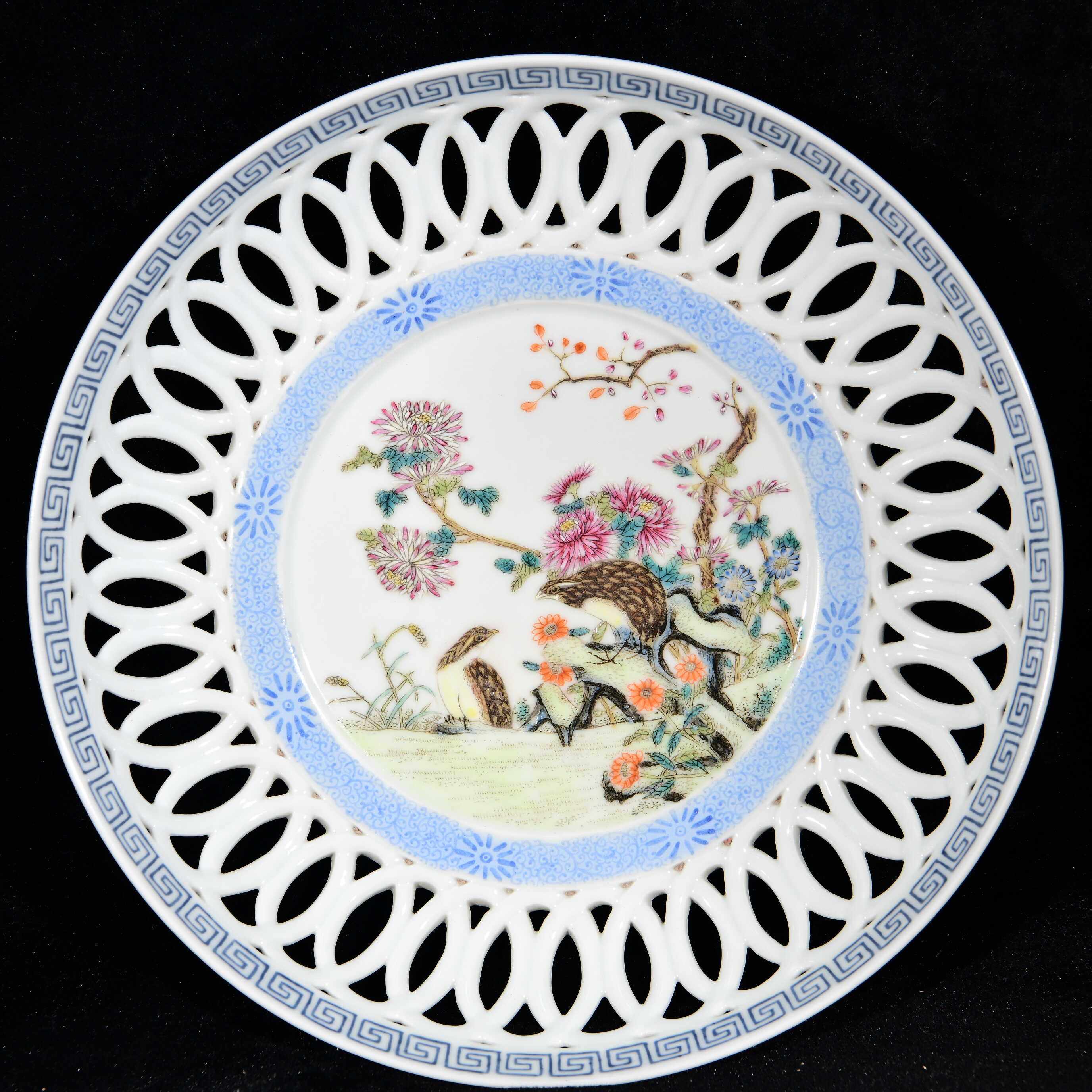 大清咸丰年蔚秀园主人制珐琅彩安居乐业镂空盘