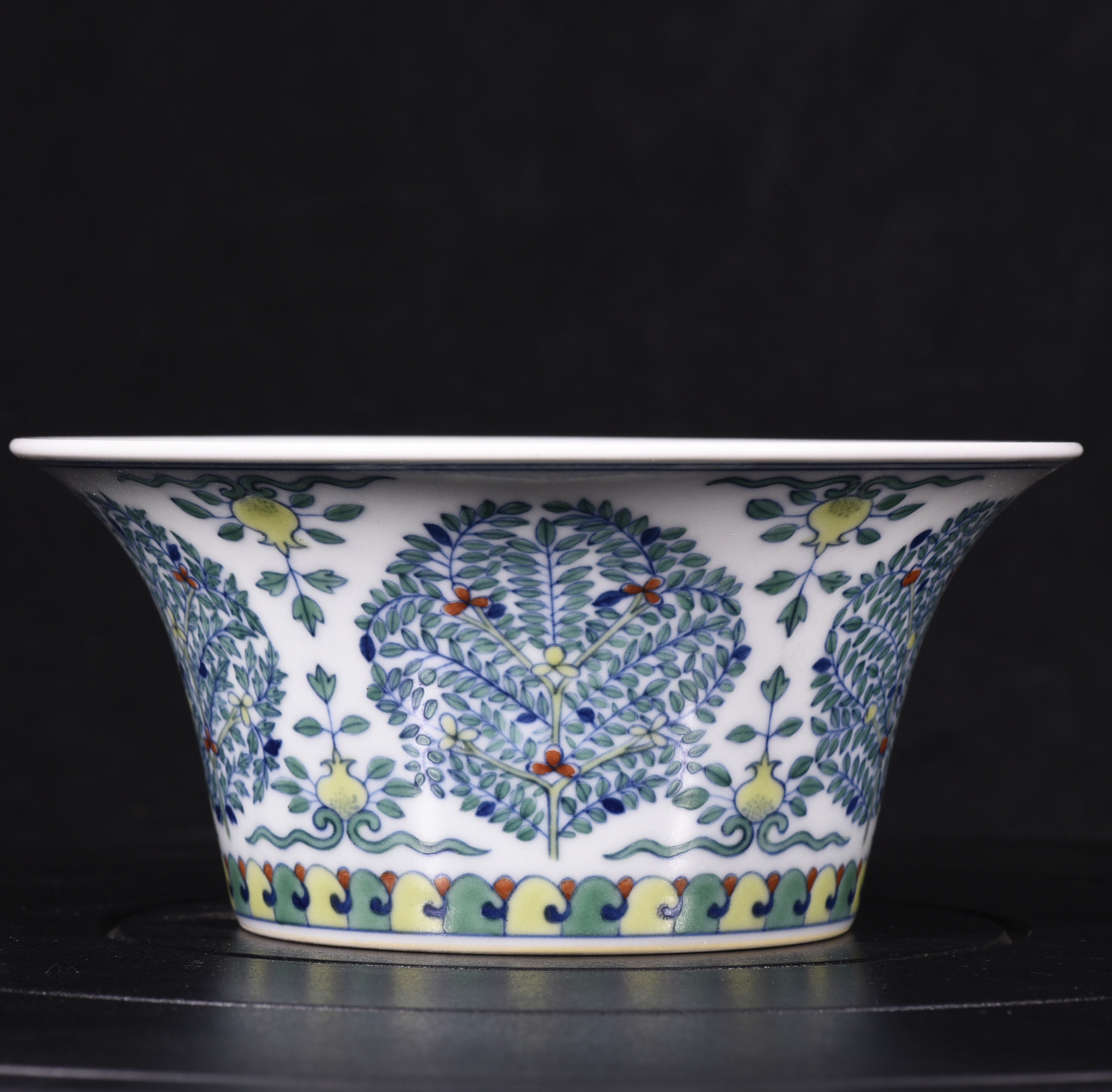 大清乾隆年制斗彩团花纹马蹄碗