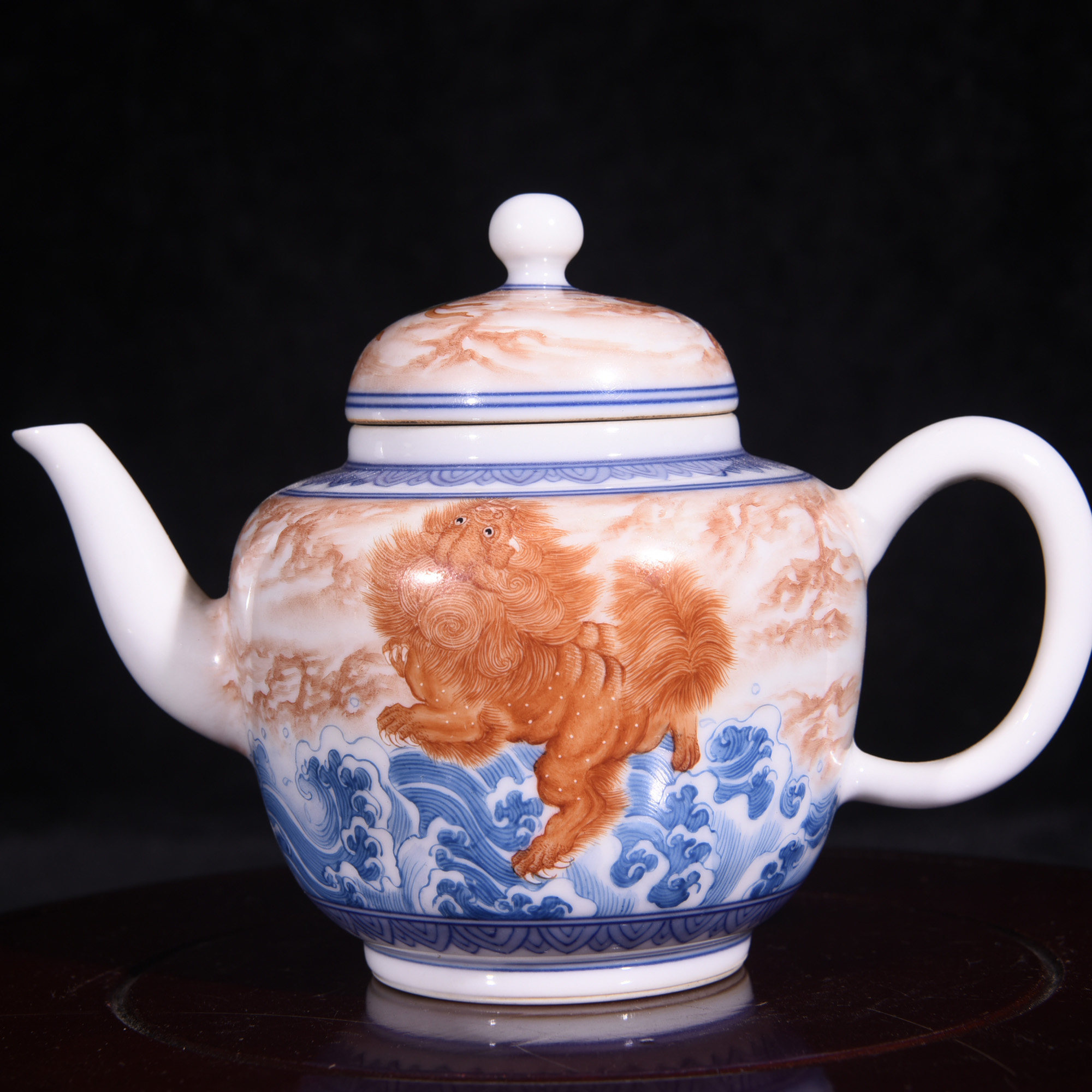 大清康熙御制珐琅彩矾红描金狮子太师少师纹酒壶茶壶