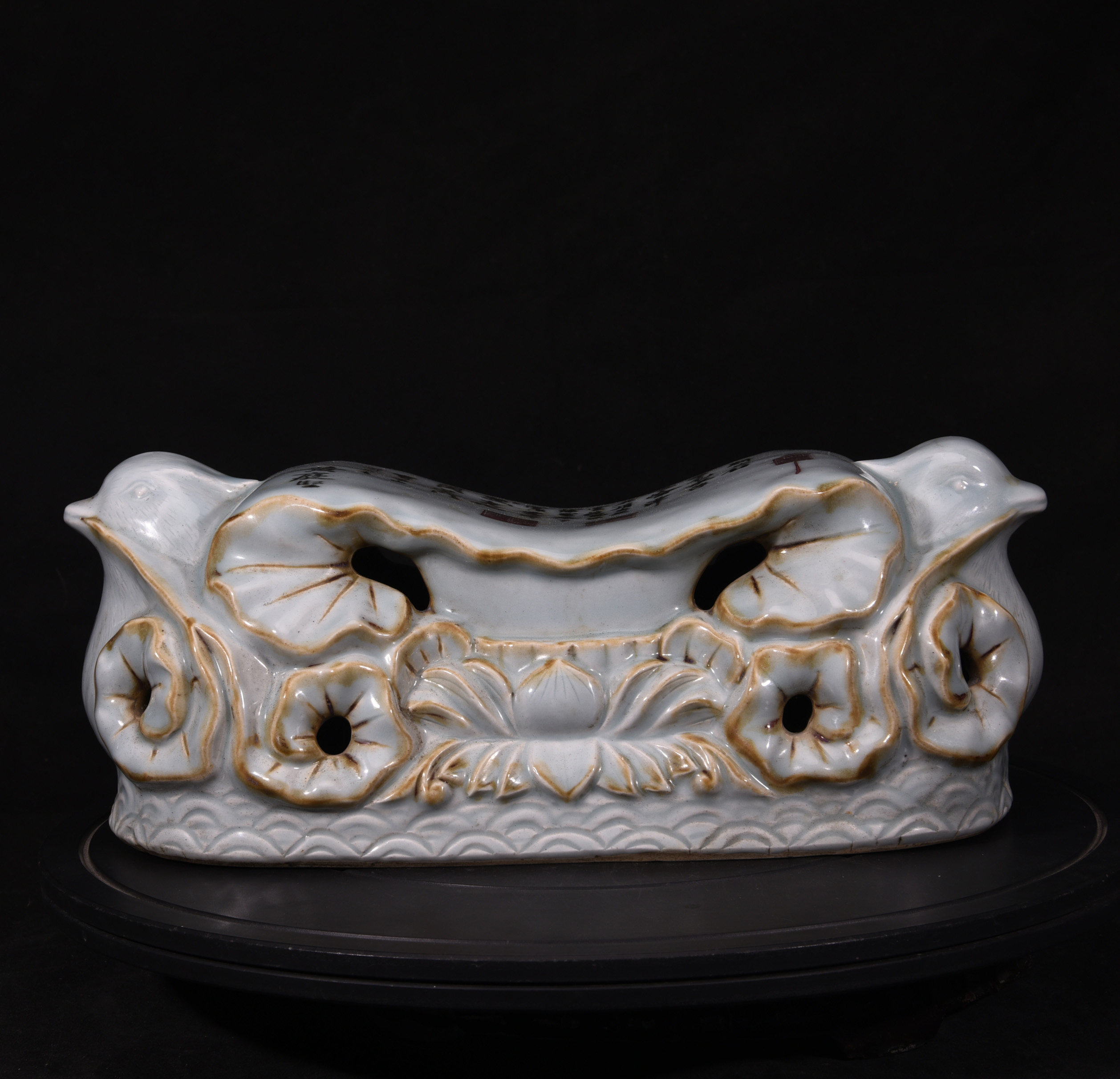 大宋湖田窑影青釉雕刻米芾研山铭书法鸳鸯枕头