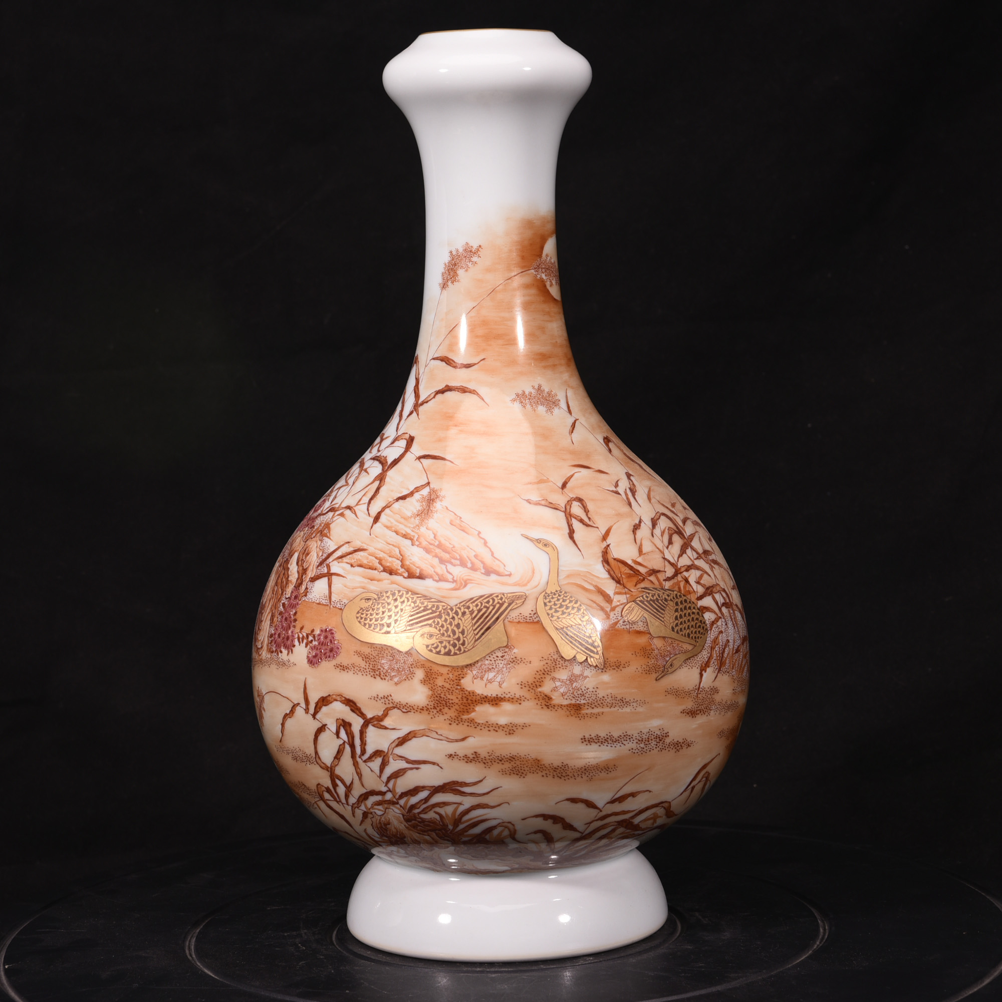 大清雍正年制矾红描金芦塘归雁飞鸣食宿纹蒜头瓶