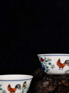 大明成化年制宫廷御器宪宗皇帝御用斗彩小鸡全家福纹缸型酒杯茶杯