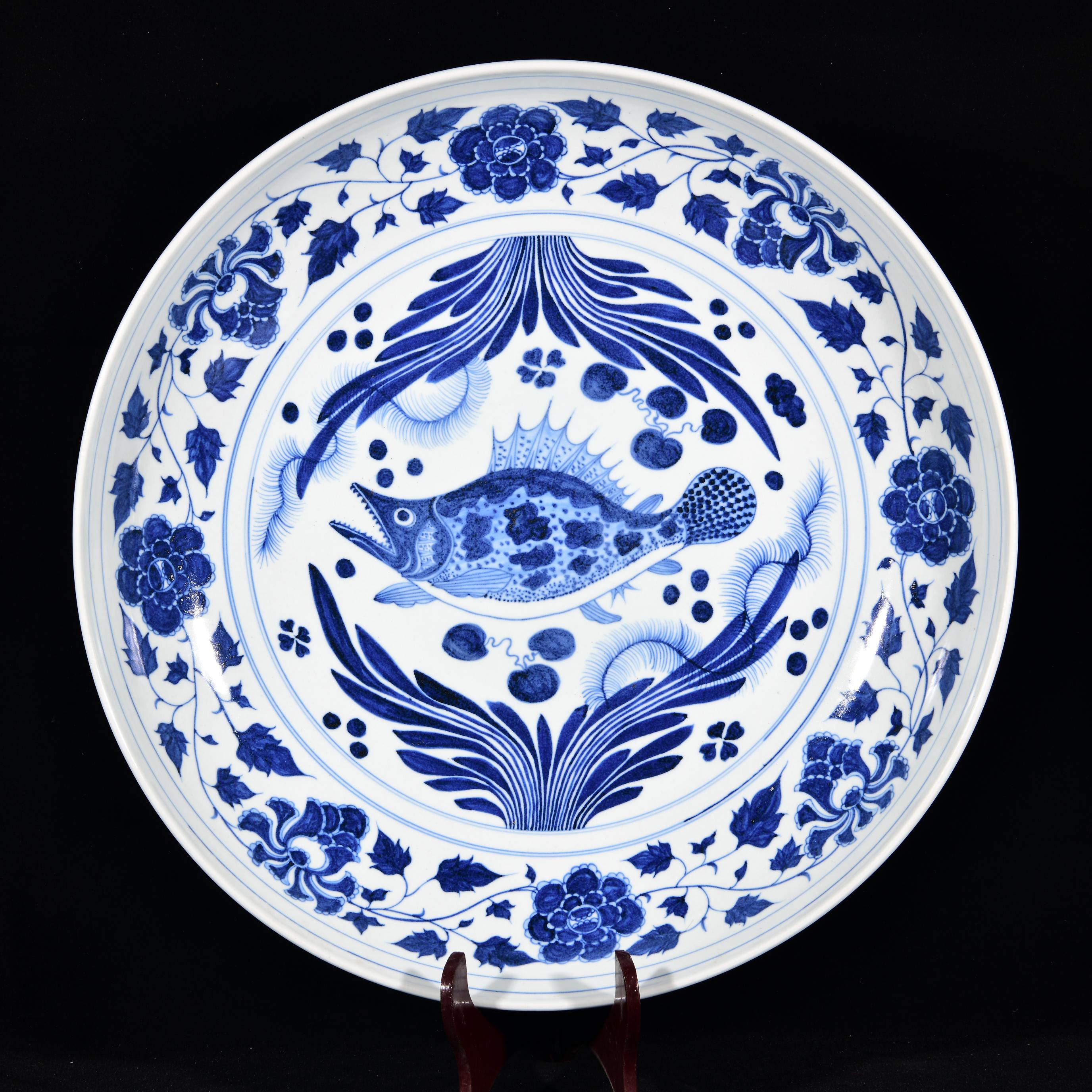 青花一束莲纹釉里红大盘