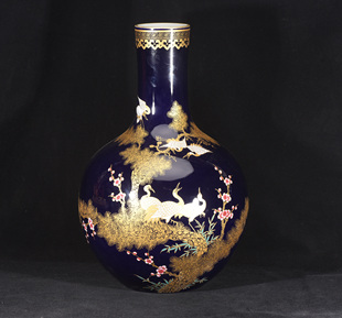 大清乾隆年制霁蓝釉五彩描金六合同春纹天球瓶