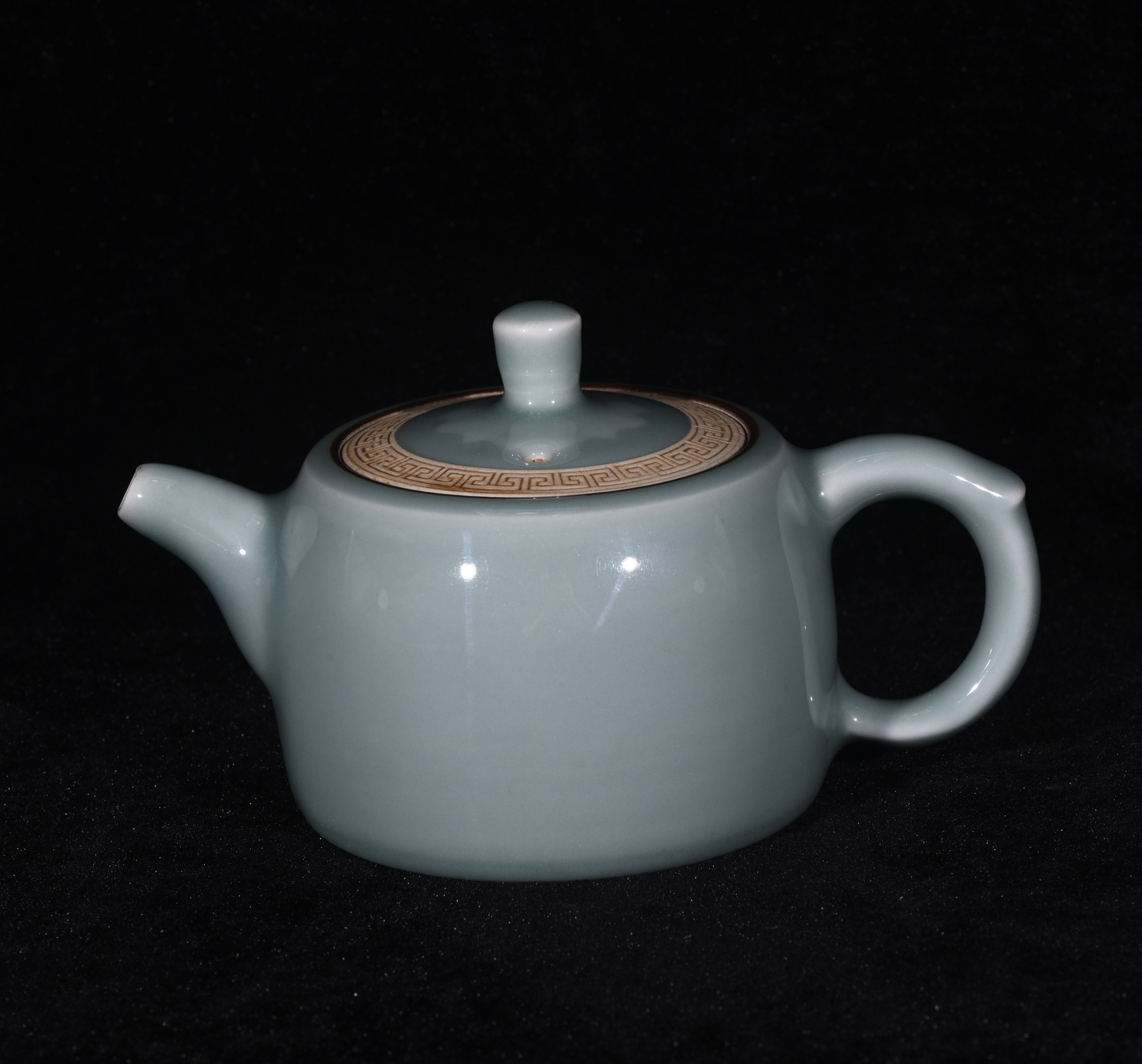 大宋龙泉窑粉青釉回纹酒壶茶壶桌面摆件