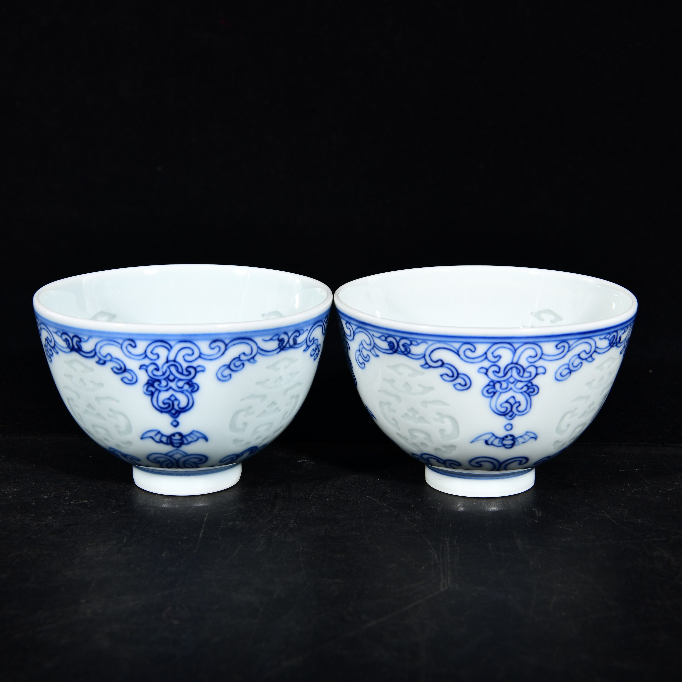 大清雍正年制青花缠枝忍冬唐草纹玲珑瓷镂空茶杯