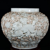 大元 国卵白窑雕花缠枝牡丹花纹穿花狮子滚绣球纹倪瓒款 大罐