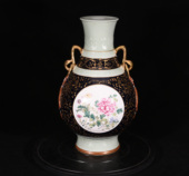 大清乾隆年制冬青釉雕刻霁蓝釉本色真金珐琅彩蝶恋花纹如意耳尊