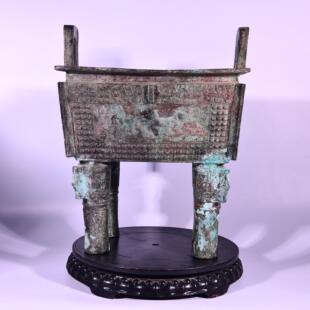 商周青铜乳钉夔龙饕餮兽面纹铭文方鼎