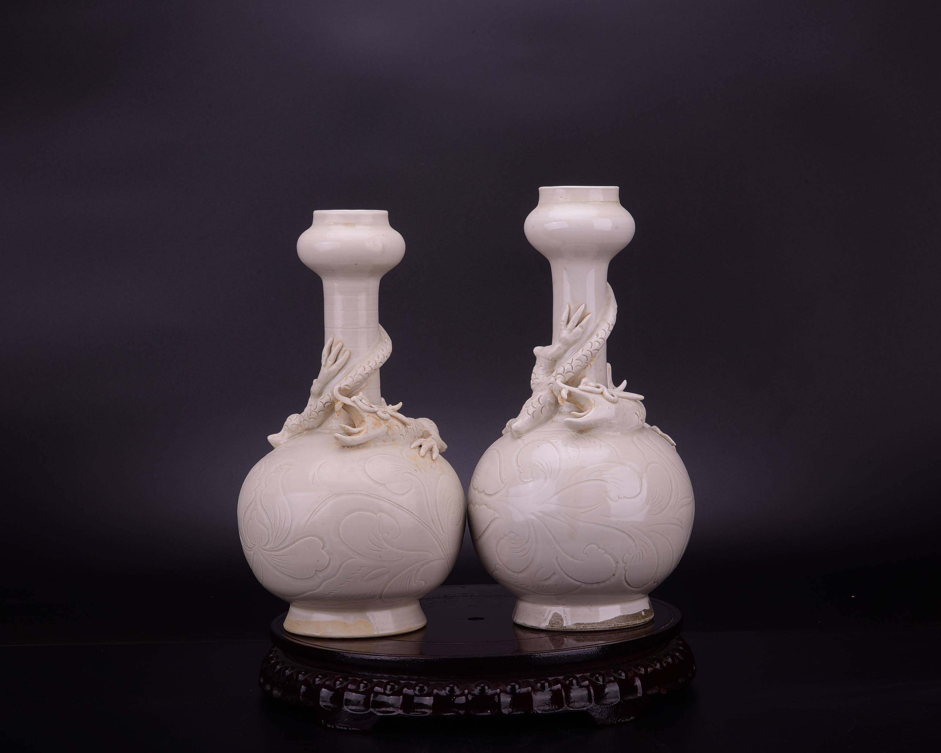 大宋定窑刻花缠枝花蟠龙纹官字款蒜头瓶