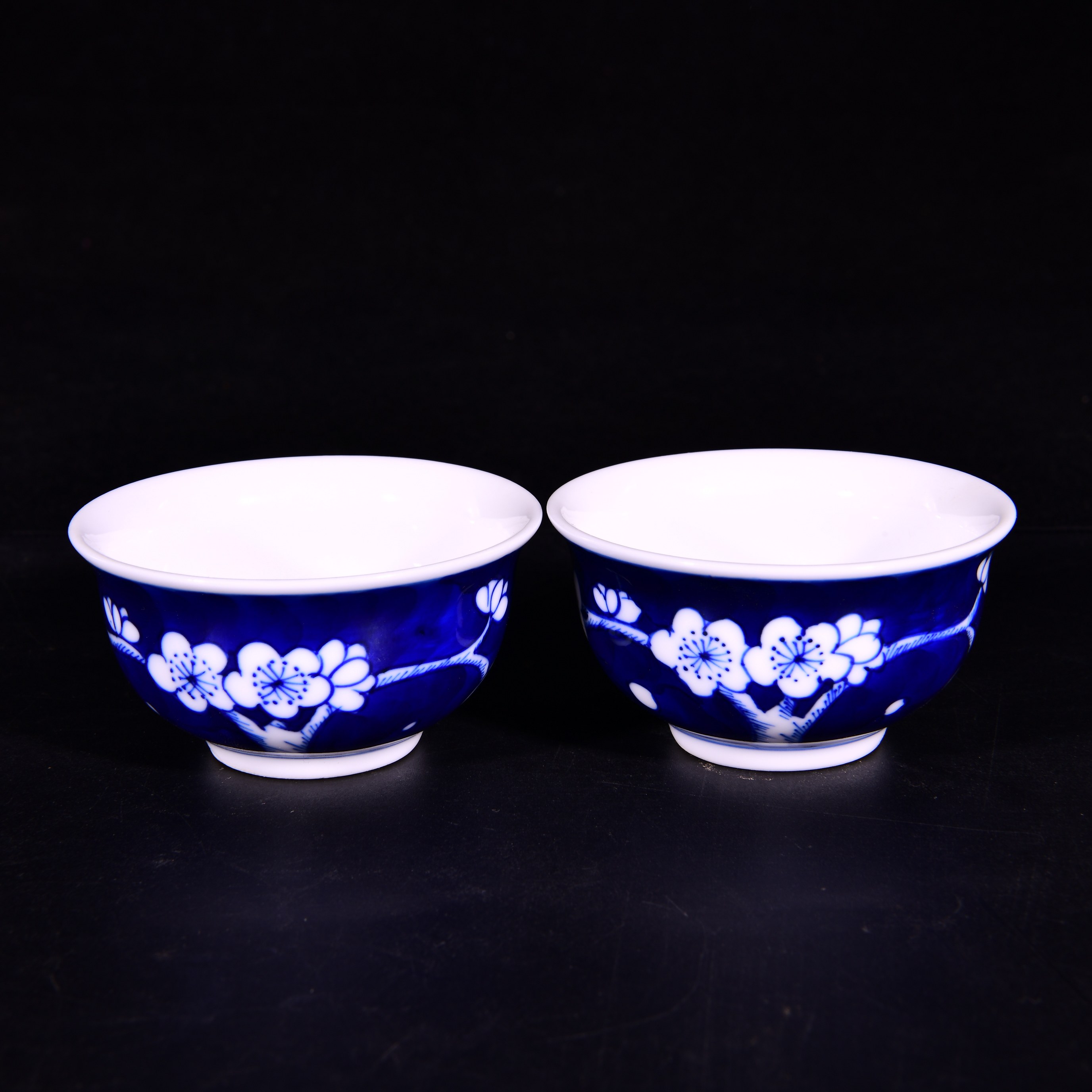 大清乾隆年制督窑官唐英自造蓝托白青花冰梅图酒杯茶杯