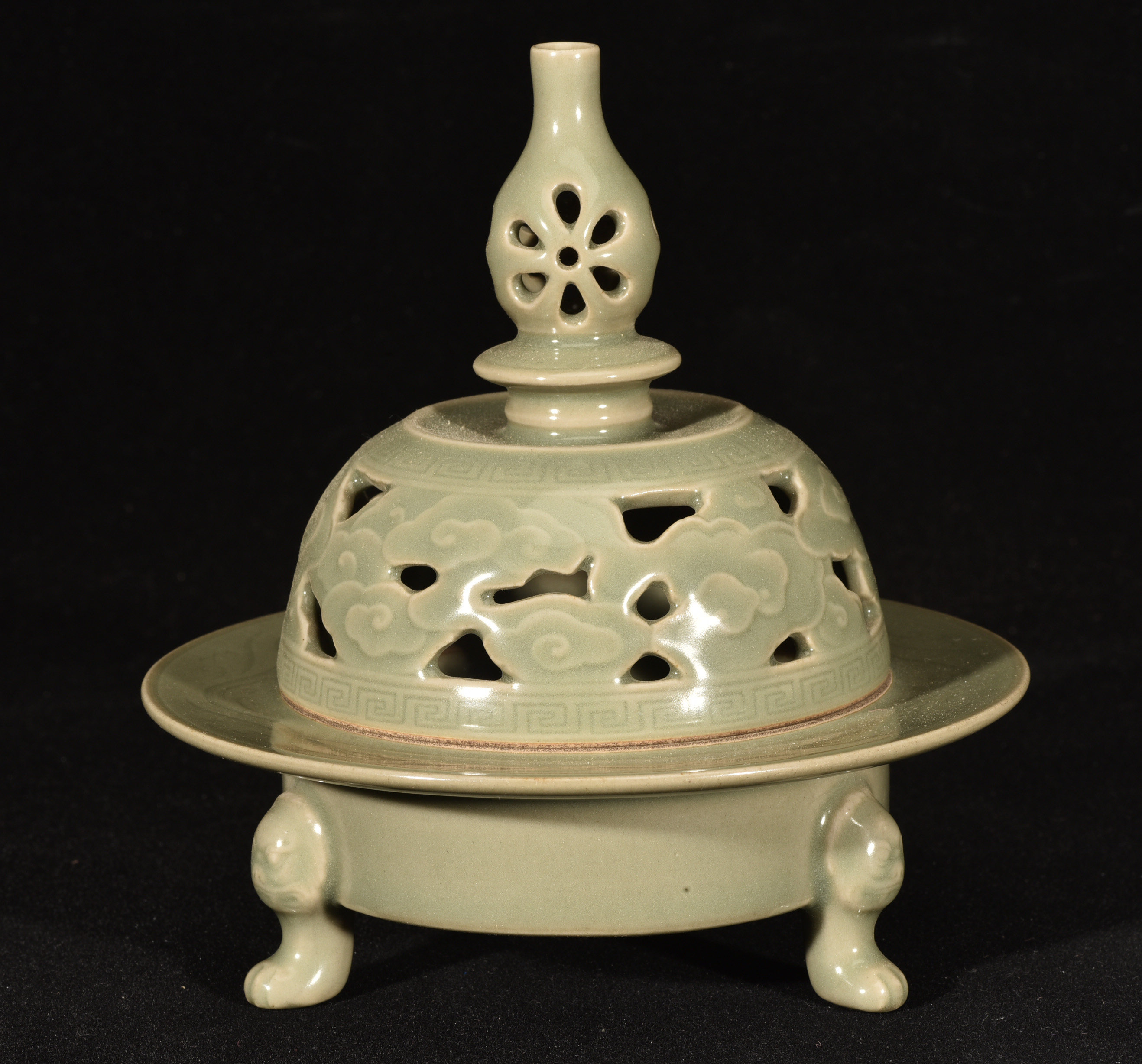 大唐越窑秘色青瓷镂空祥云纹花薰香炉