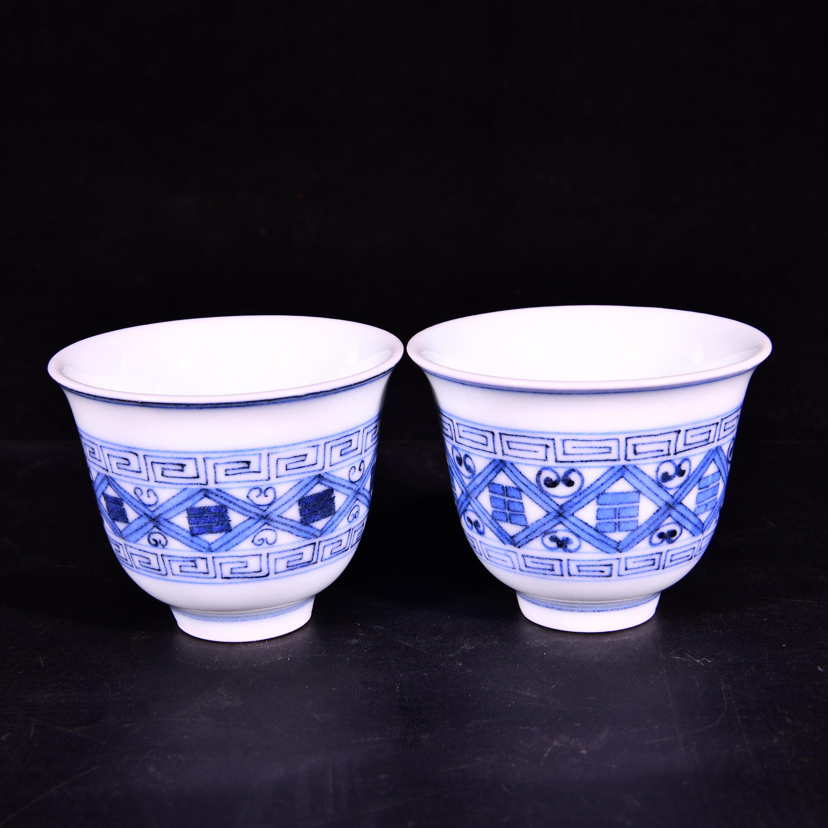 大清光绪年制青花八卦纹茶杯