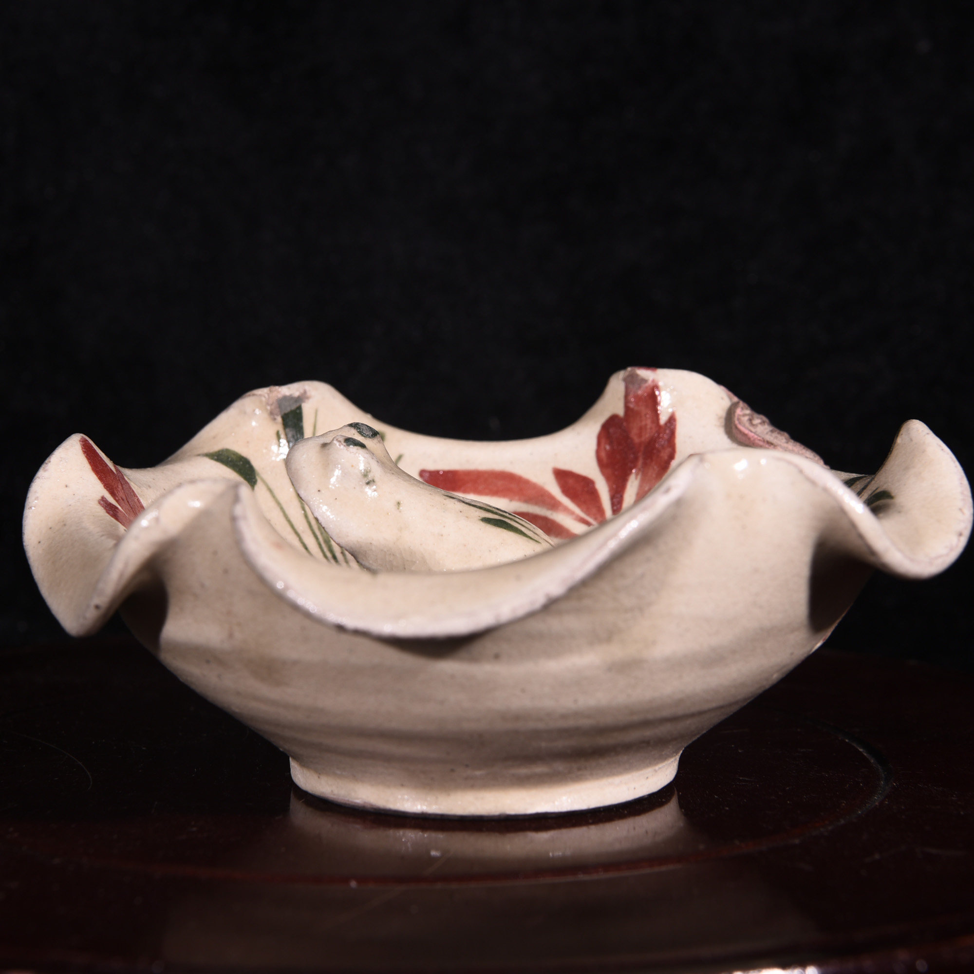 大宋磁州窑红绿彩缠枝花青蛙卧荷茶盏笔洗