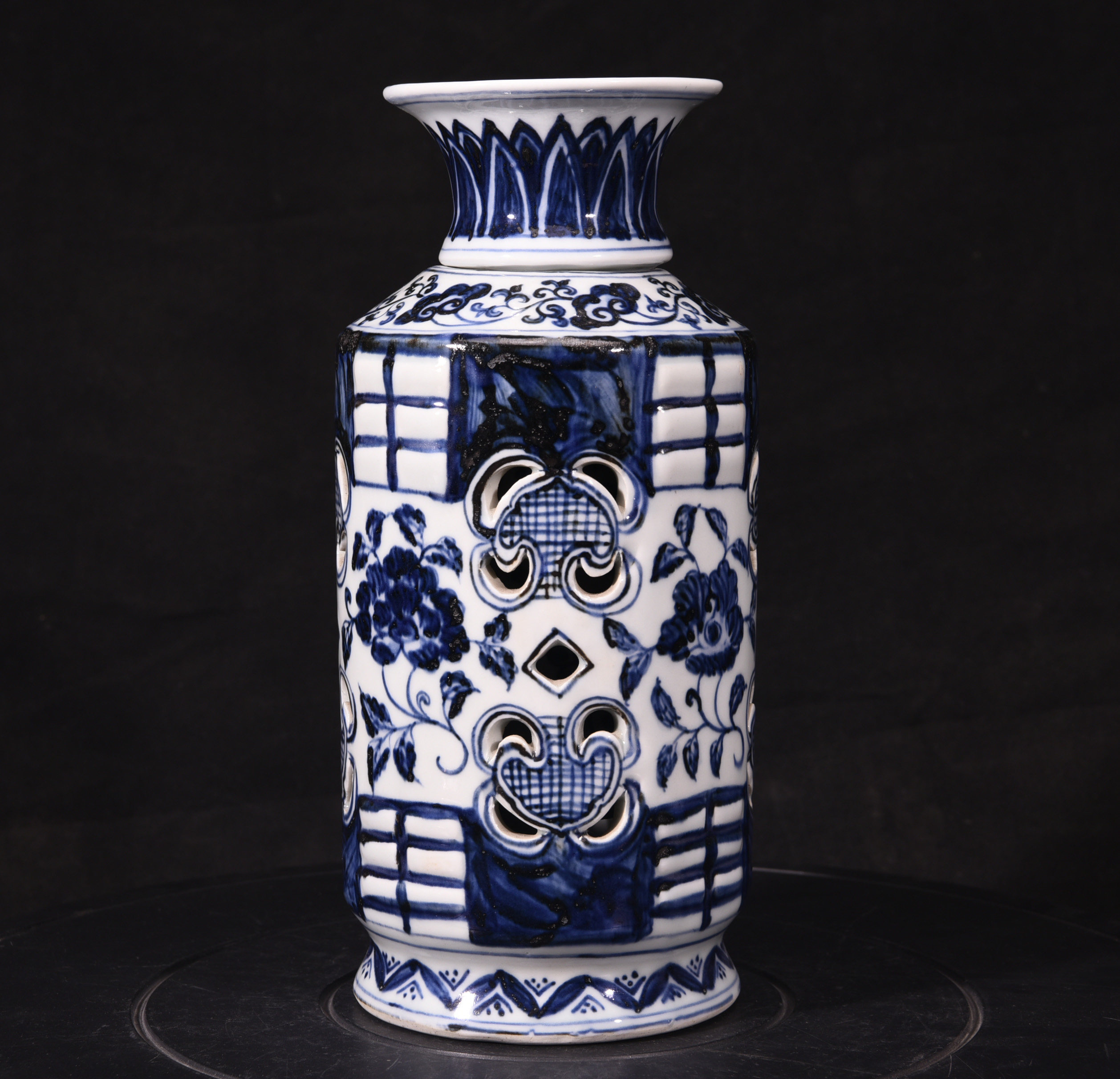 大明宣德年制缠枝花青花镂空八卦阴阳交泰转心瓶