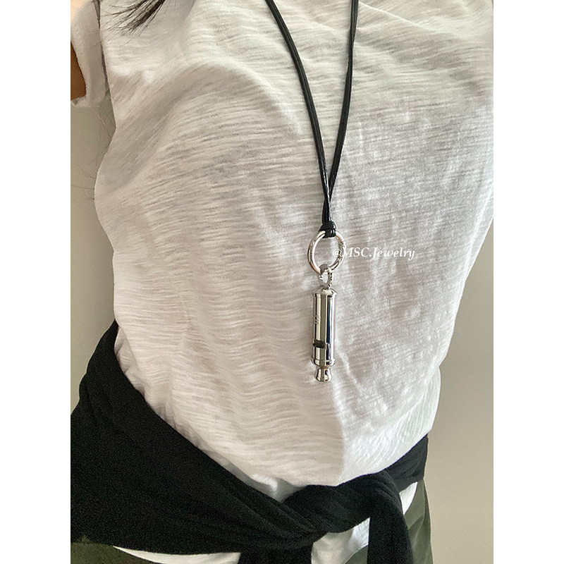 Lemai*e同款银色哨子吊坠女款pu皮绳项链长款百搭小众设计简约风