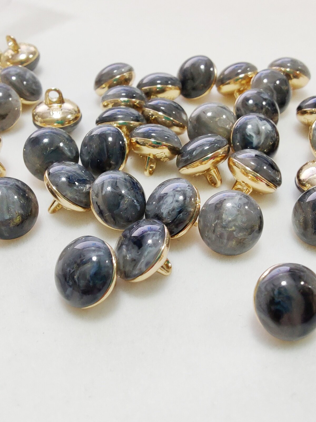 작은 향기로운 스타일의 고양이 눈 단추 셔츠 금속 단추 스웨터 둥근 올 매치 단추 작은 단추로 장식된 진주 빛 흰색 셔츠