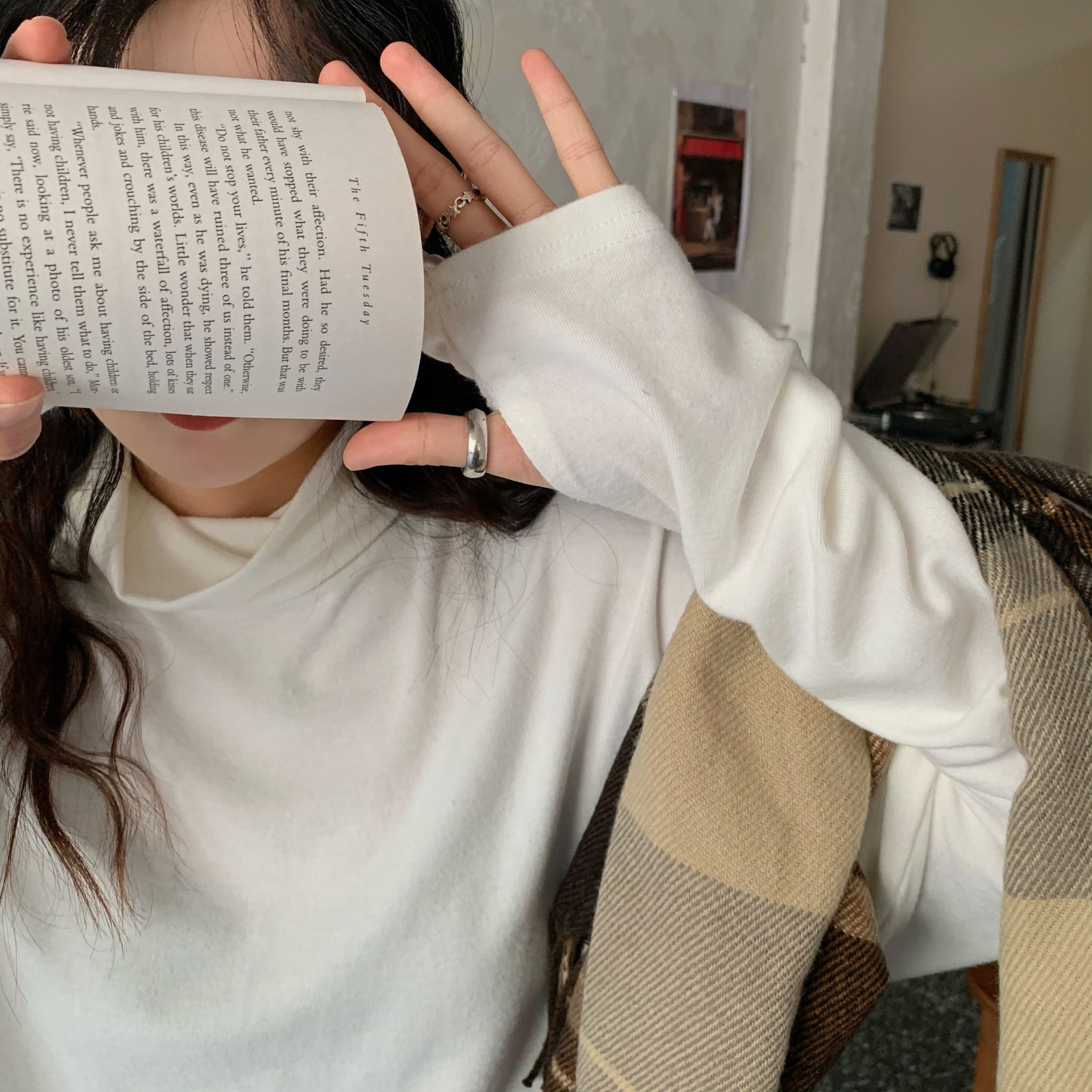 Real price oversize off shoulder loose finger set with medium length matted long sleeve high collar tee backing