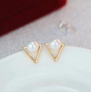 Korean fashion triangle Pearl Earrings lady Earrings Japanese and Korean temperament Earrings anti allergy