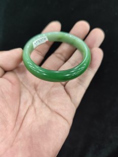 和田碧玉手镯冰底阳绿白加绿正版手镯无裂无纹质地细腻干净53圈口